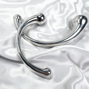Foto de dos dildos de acero inoxidable